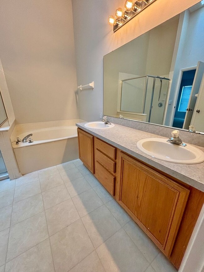 Building Photo - Ready to Move in!! Must See! Lake Mary Com...