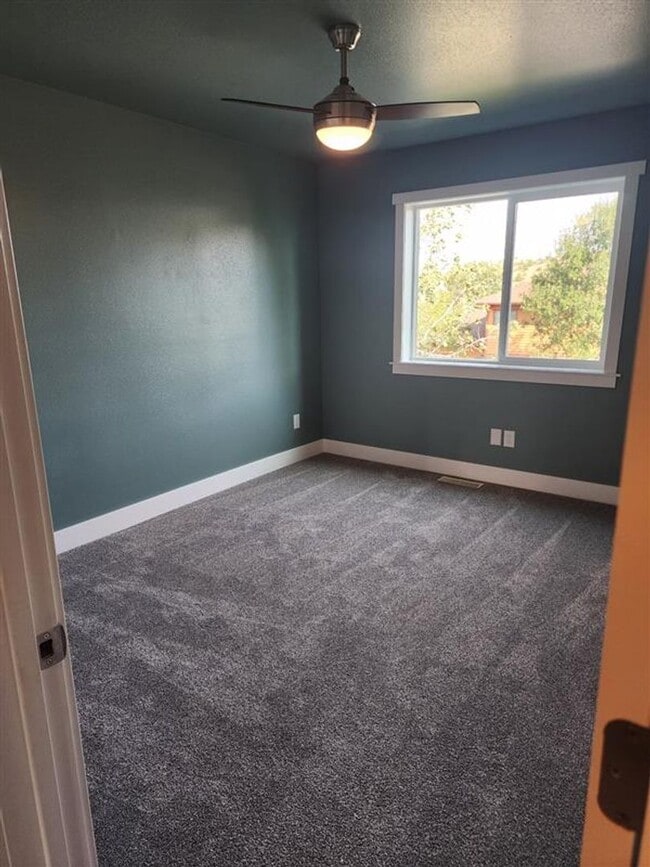 Building Photo - 5 bedroom in Briarwood - Water/Sewer/Trash PAID