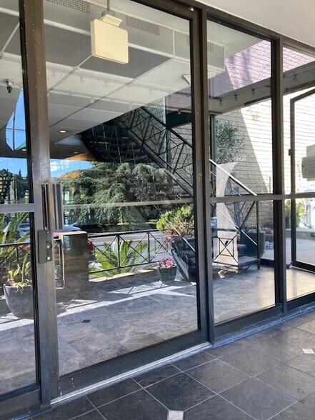 Building Photo - 3949 Los Feliz Blvd