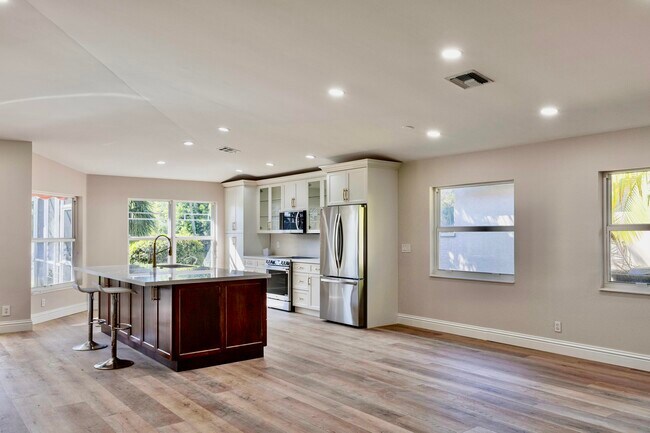 Building Photo - 1605 S Club Dr