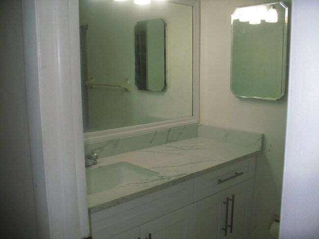 Building Photo - 9356 Roan Ln