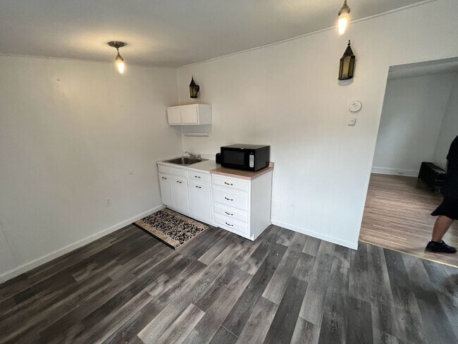 Building Photo - Spacious 4/5 Bedroom Home