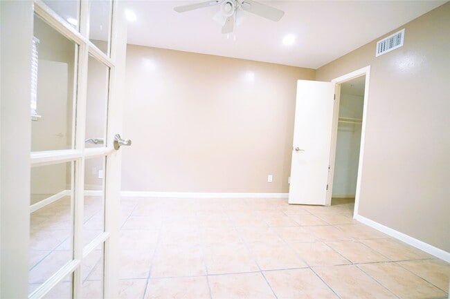 Building Photo - 2414 Mimosa Dr