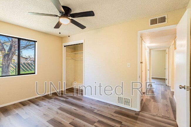 Building Photo - 2926 N Steves Blvd