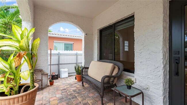 Building Photo - 2271 SW 25th St