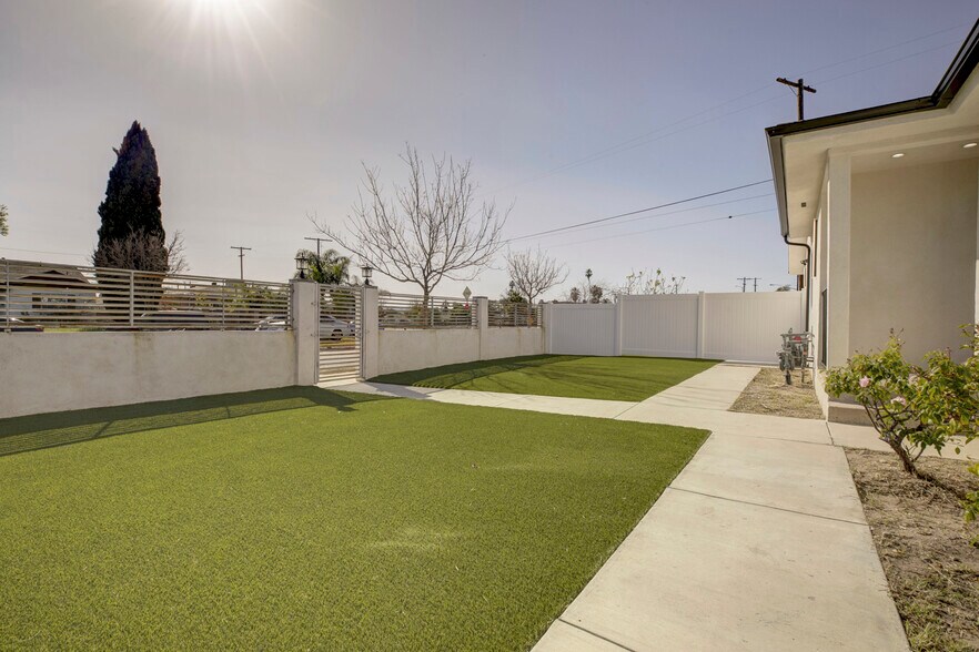 Building Photo - 13327 Strathern St