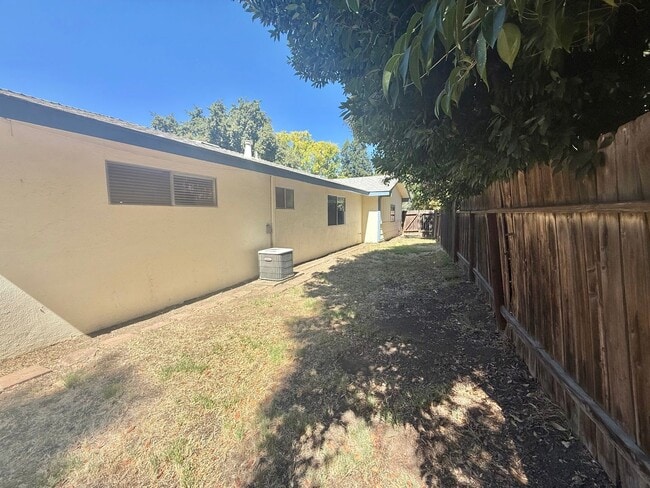 Building Photo - 604 Radcliffe Dr