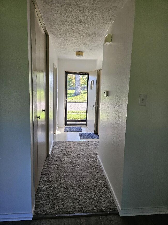 Building Photo - 1460 Vandenburg Cir