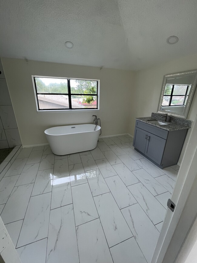 Building Photo - 5420 Lido St