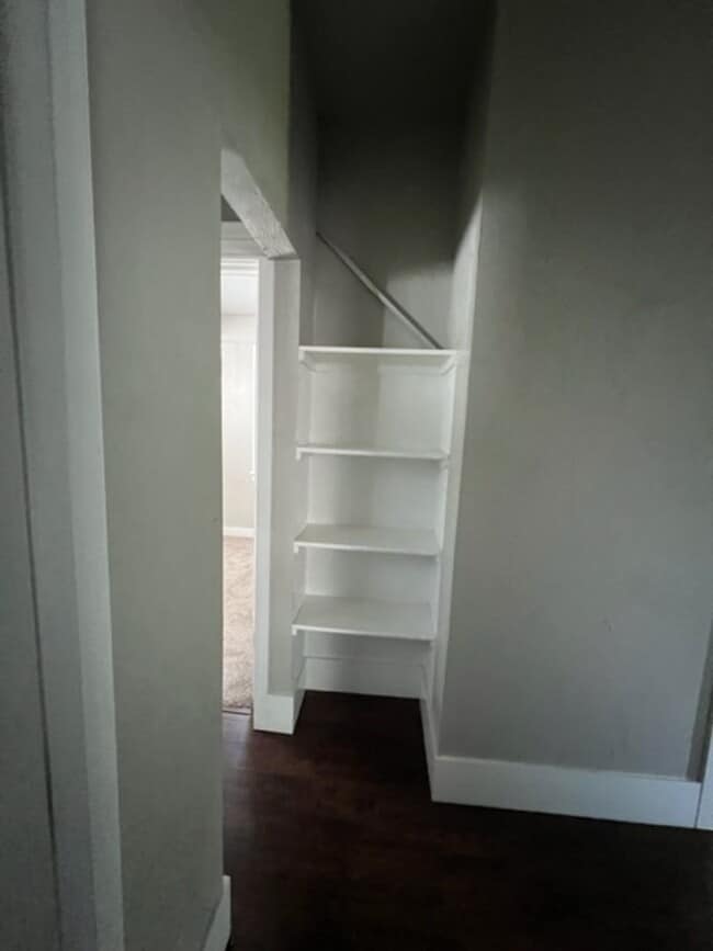 Building Photo - 3 Bedroom House on Jefferson St Near Downt...