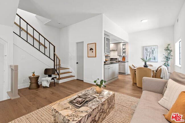 Building Photo - 3516 Vía Dolce