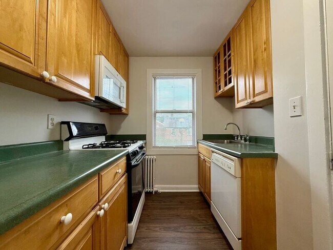 Building Photo - 1400 Kenmore Ave