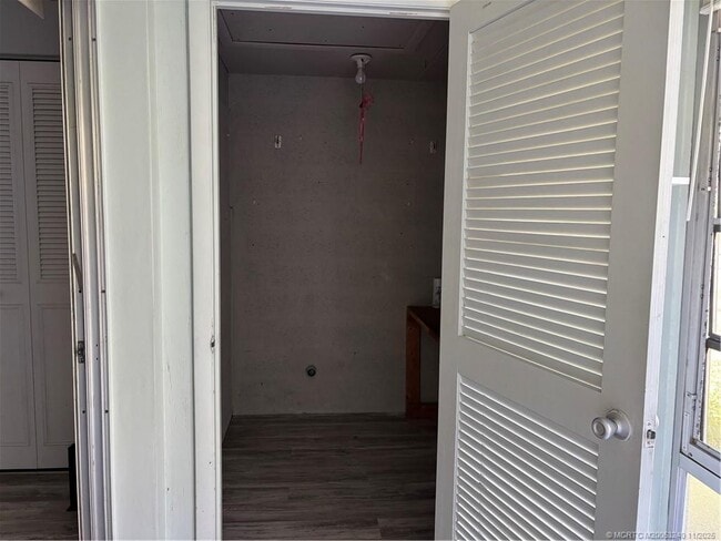 Building Photo - 9 Lake Vista Trail