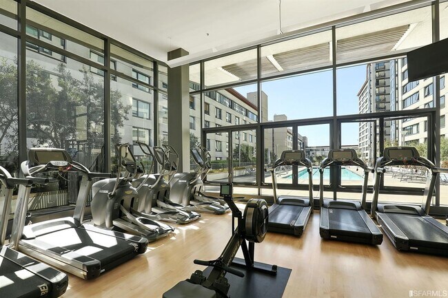 Building Photo - 260 King St