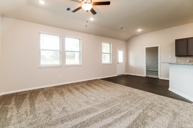 Building Photo - 14735 Country Club Dr