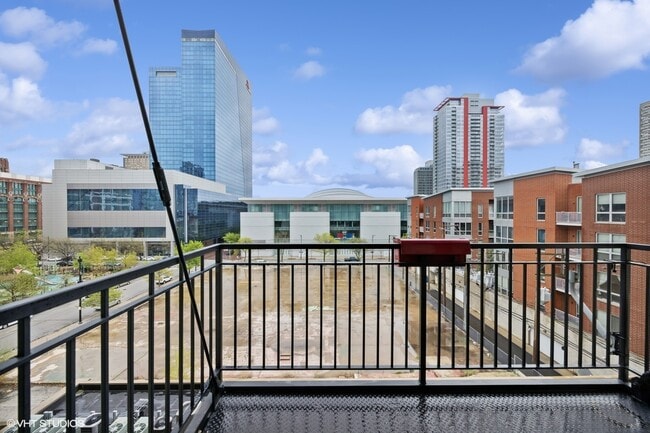 Building Photo - 221 E Cullerton St