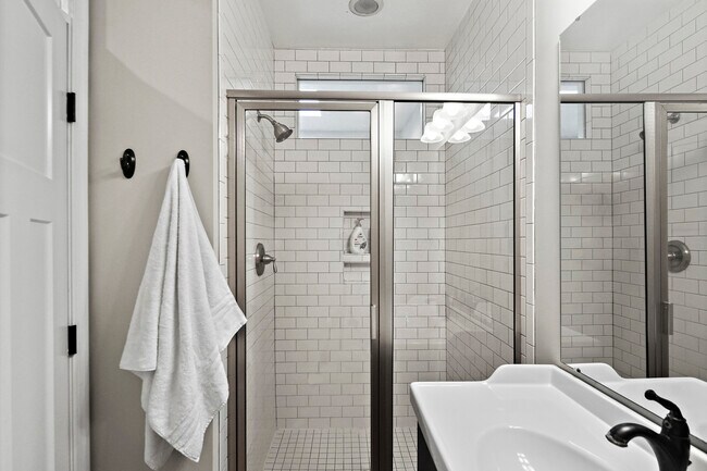 Building Photo - 614 S Port St