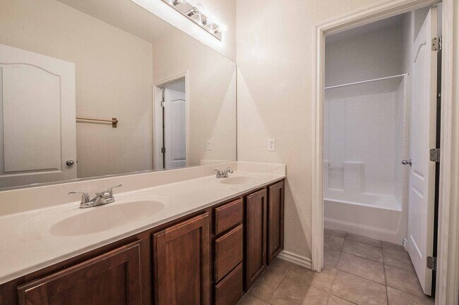 Building Photo - Stunning 3 Bedroom home in Anthem!