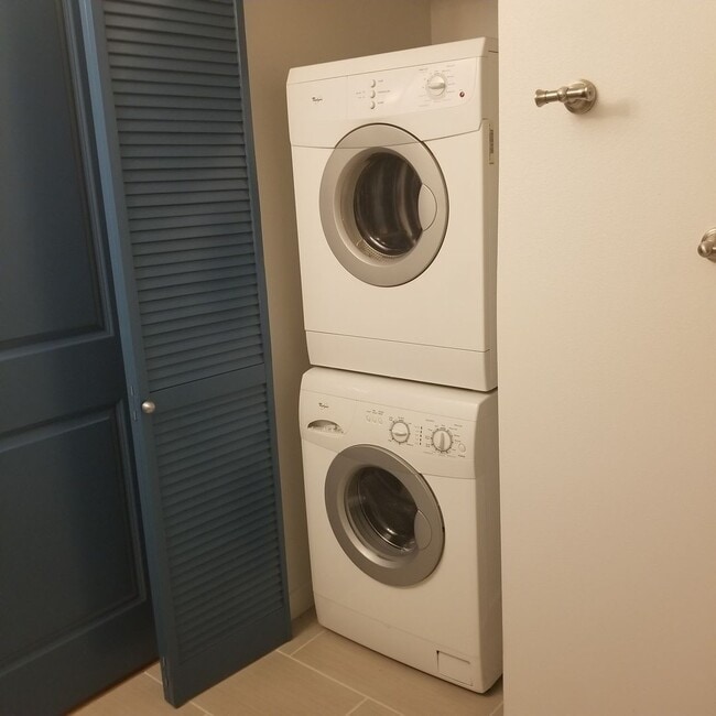 Building Photo - Contemporary 1 bedroom in downtown Kirkland