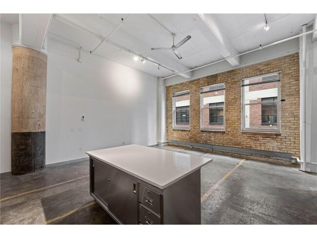 Building Photo - 700 N Washington Ave