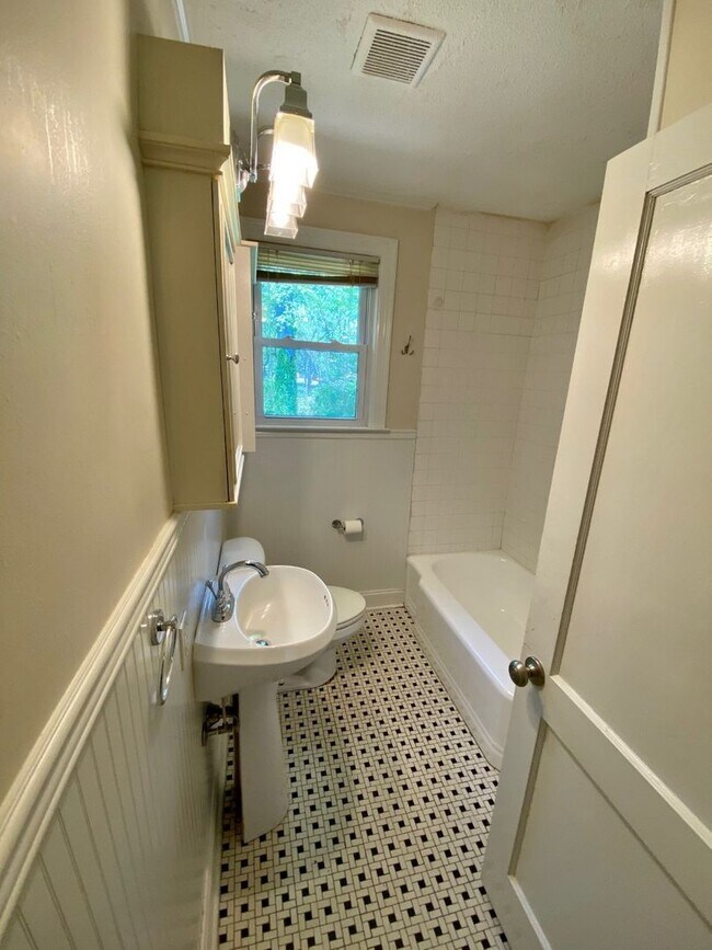 Building Photo - 109 Kreswell Cir