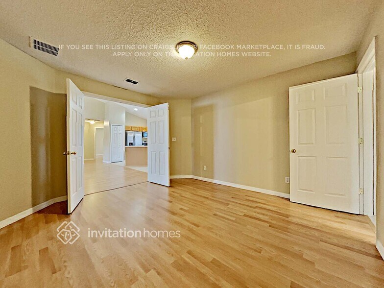 Building Photo - 1047 Lakeview Oaks Dr