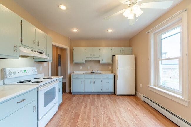 Kitchen located between Living room and Bathroom - 506 Washington St