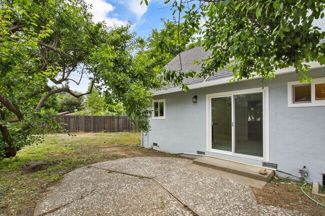 Building Photo - 4 Bedroom 2 Bathroom - Freshly Remodeled Available for Immediate Move-In