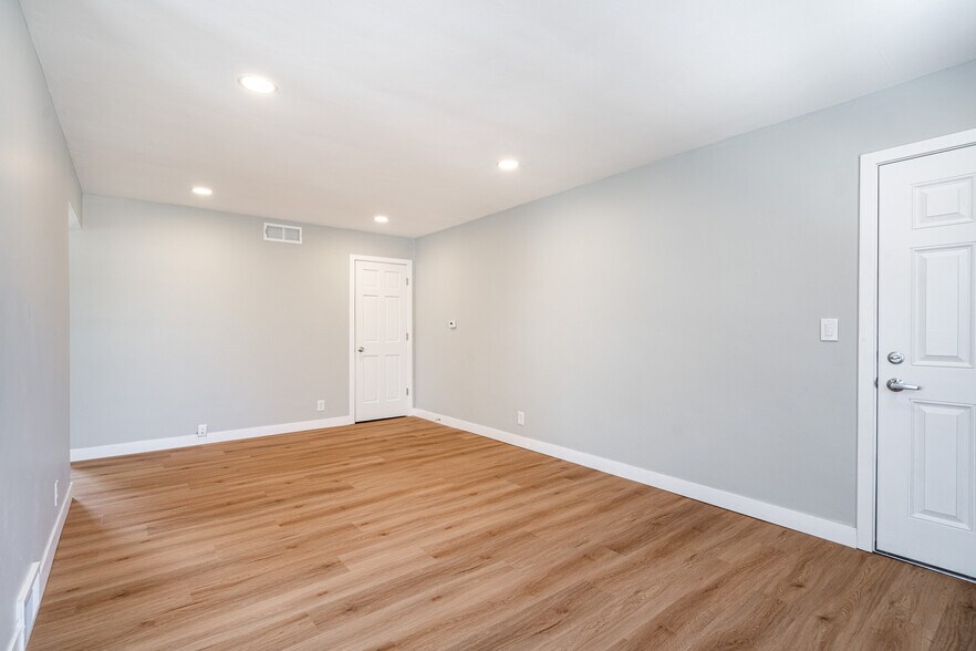 Building Photo - 4304 N Sheffield Ave