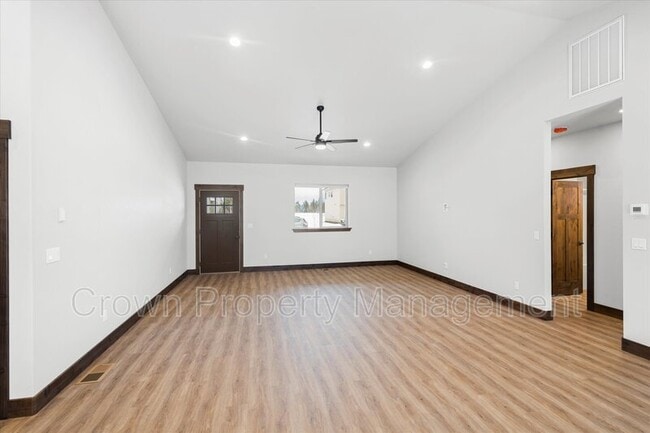 Building Photo - 4046 Snowberry Ave