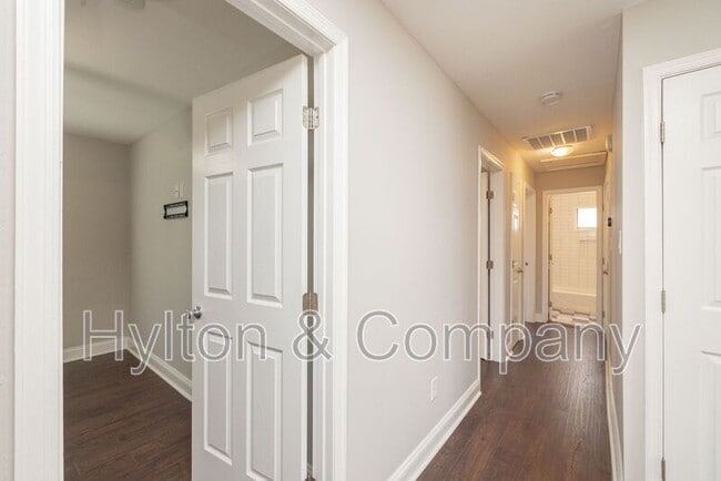 Building Photo - 220 W 31st St