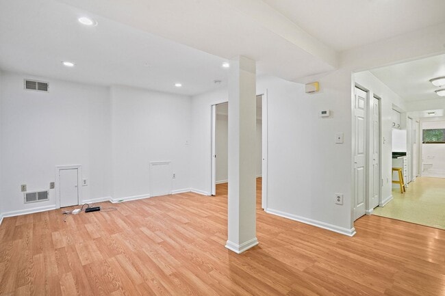 Building Photo - Wonderful Woodley 1 Bedroom with Parking