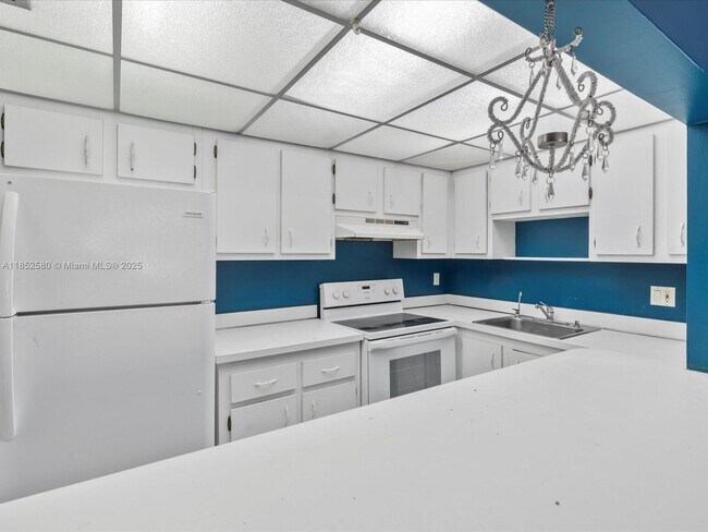 Building Photo - 4172 Inverrary Dr