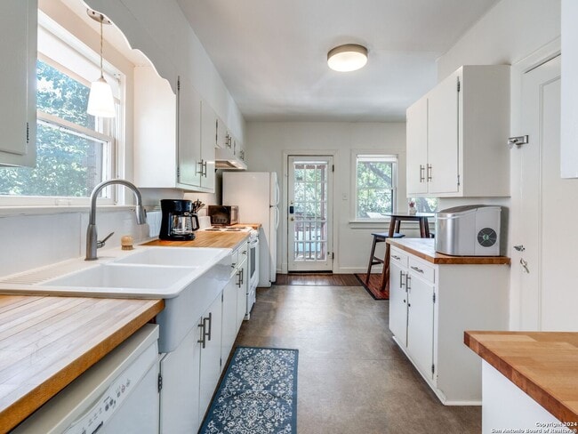 Building Photo - Charming 2-Bedroom Duplex in Mahncke Park