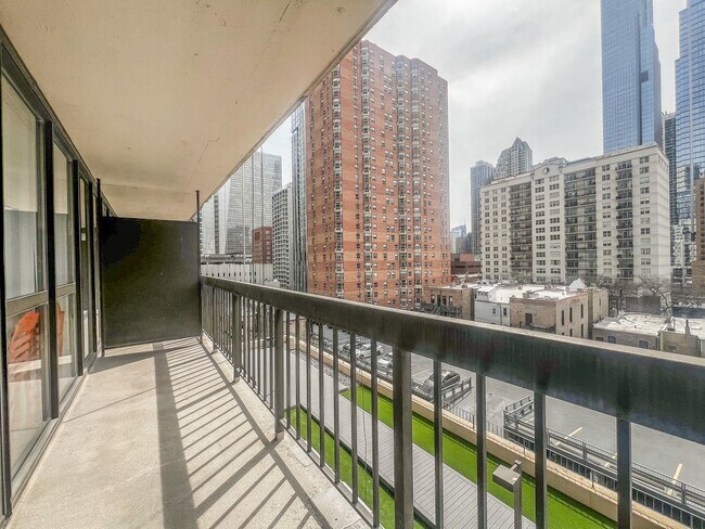 Building Photo - 33 W Delaware Pl