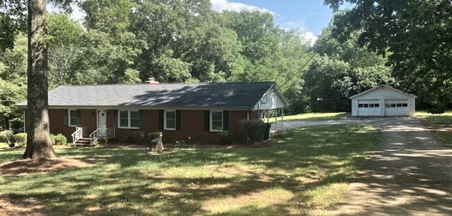 Building Photo - 3 bed, 2 bath brick ranch on large lot - m...