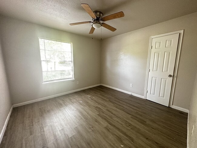 Building Photo - 1554 Willowbrook St