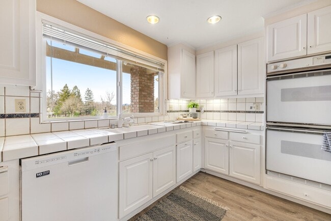Building Photo - Beautiful 5 bedroom/3bath home with a pool