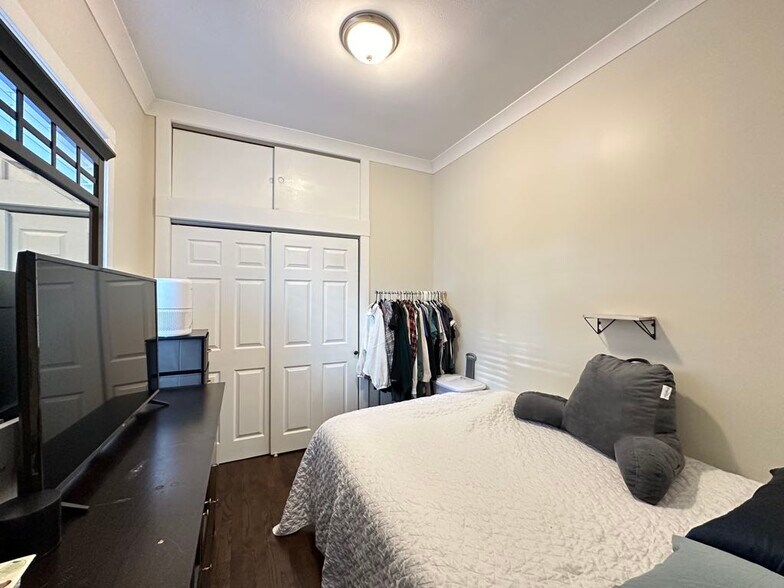 Building Photo - 842 W Waveland Ave