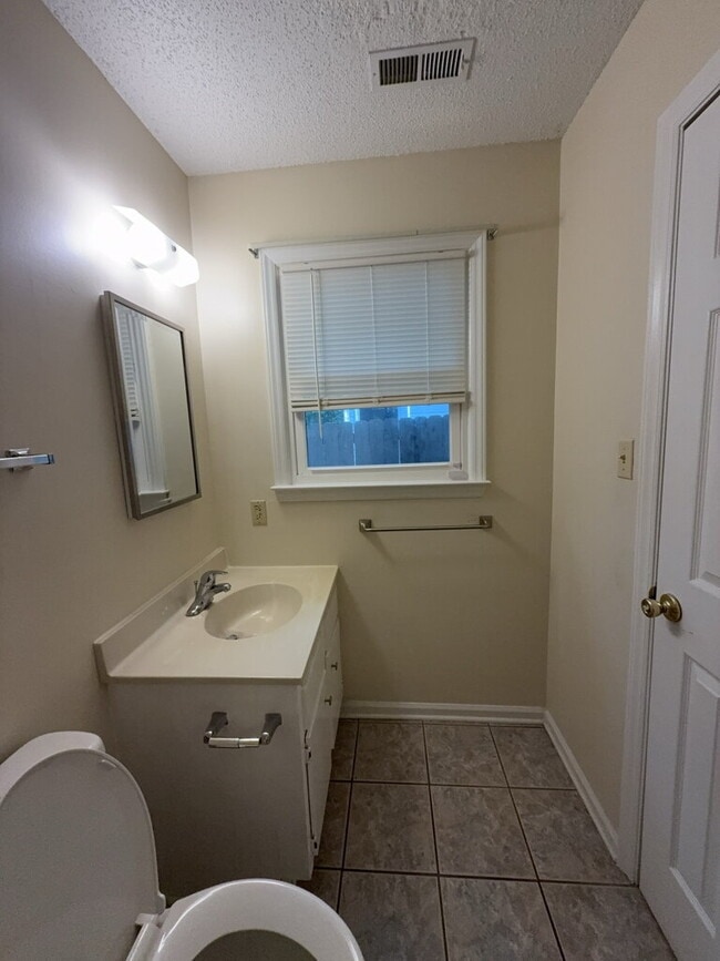 Building Photo - 425 Cedar Crk Dr