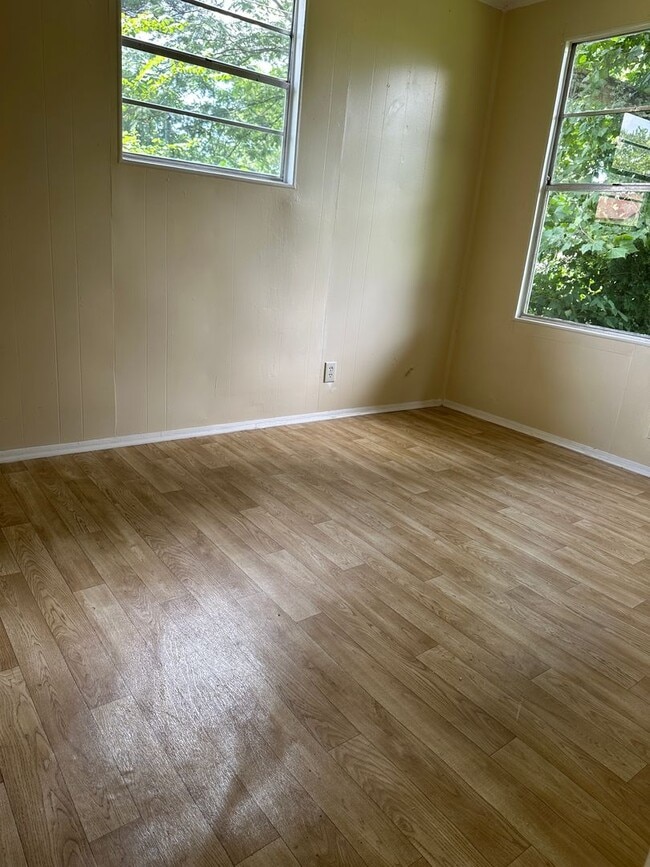 Building Photo - 2 Bedroom and 1 bath Central air and heat
