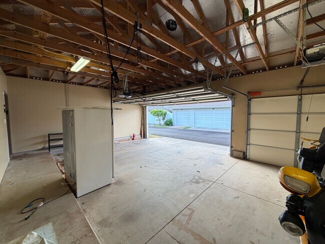 Building Photo - Spacious 4-Bedroom Ewa Beach Home with Den...