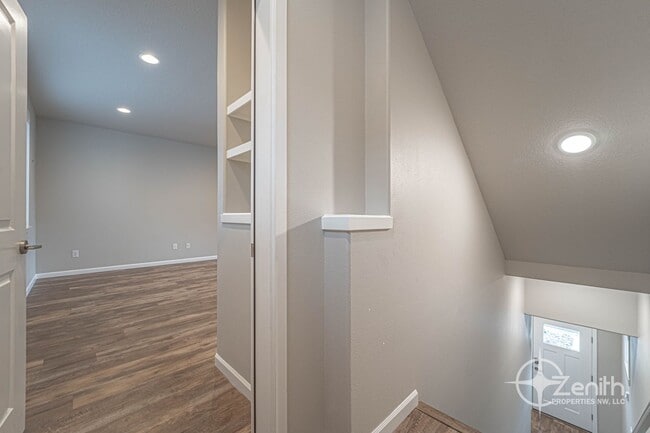 Building Photo - 3 Bedroom Mt. Vista Townhouse! Modern Fini...