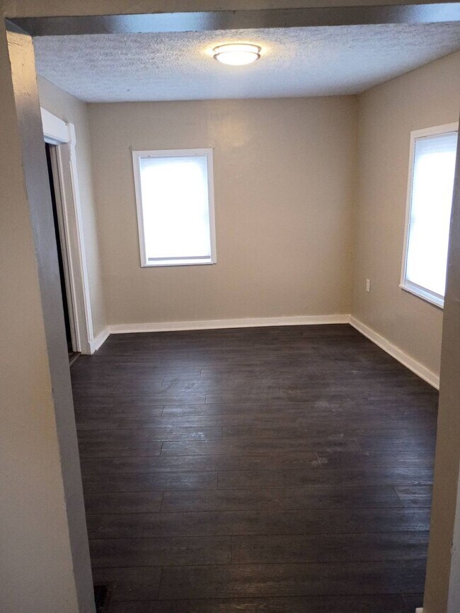 Building Photo - Charming 3 - Bedroom Property in Prime Location