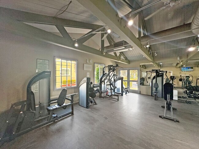Building Photo - Modern Second-Story 2B/2BA in the Heart of...