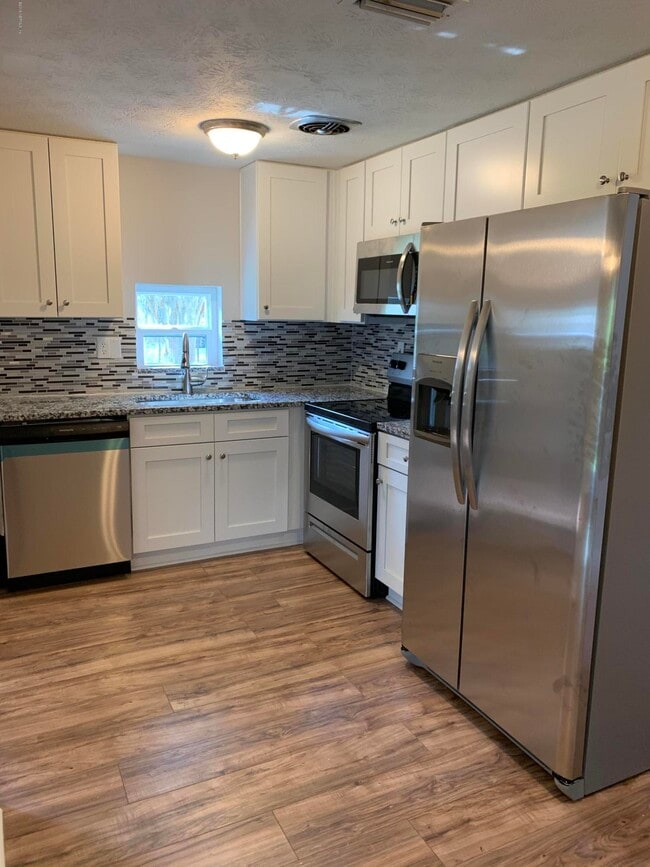 Building Photo - 421 Parkwood Dr