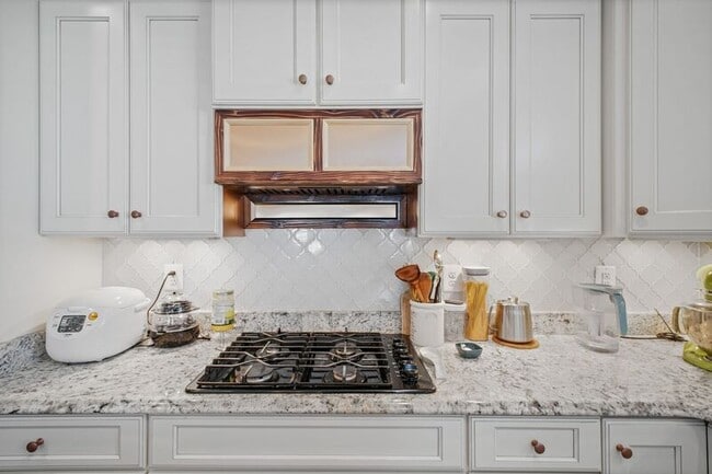 Building Photo - 9366 Alder Dr