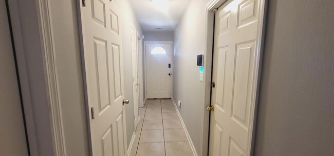 Building Photo - MODERN 3/2 w/ Garage, Fenced Yard, Washer/...