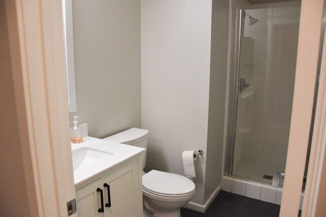 Building Photo - 507 W Maple Ave