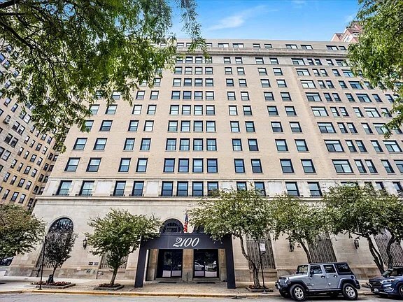 Building Photo - 2100 N Lincoln Park W